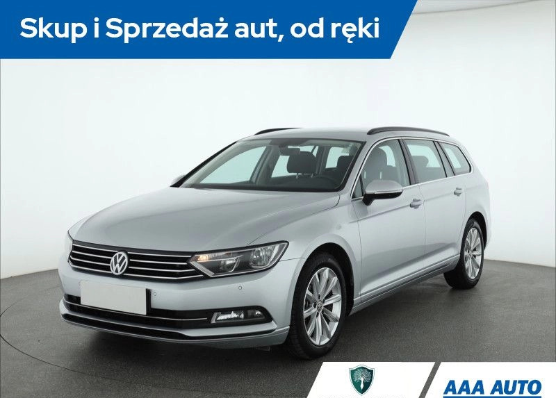 Volkswagen Passat cena 51000 przebieg: 252471, rok produkcji 2015 z Różan małe 211